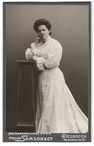 Fotografie Samson & Co., Wiesbaden, Gr. Burgstr. 10, Frau in langem Trachtenkleid mit voluminöser Frisur