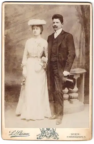 Fotografie L. Steiner, Wien, Währingerstr. 15, Brautpaar in Hochzeitsbekleidung Arm in Arm stehend
