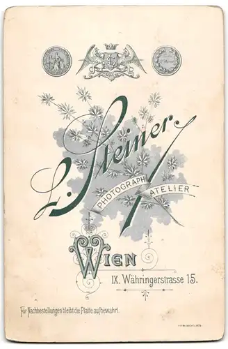 Fotografie L. Steiner, Wien, Währingerstr. 15, Brautpaar in Hochzeitsbekleidung Arm in Arm stehend