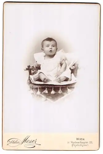 Fotografie Atelier Moser, Wien, Wiedener-Hauptstr. 22, Junges Kind im Kleid auf Stuhl sitzend