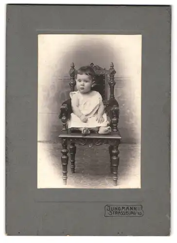Fotografie Jungmann, Strassburg i. Els., Kleinkind auf imposantem Sitzmöbel