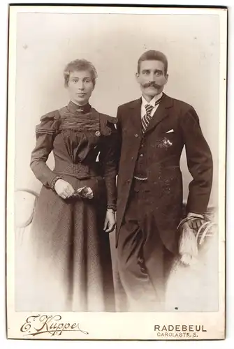 Fotografie E. Kuppe, Radebeul, Carolastrasse 5, Ehepaar in elegantem Zwirn