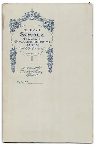 Fotografie Heinrich Scholz, Wien, Mariahilferstrasse 142, Lächelnde Dame mit Mittelscheitel