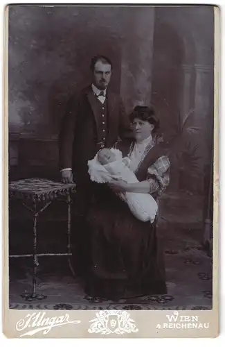 Fotografie J. Ungar, Wien, Strauchgasse, Portrait bürgerliches Paar mit einem Baby
