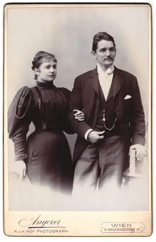 Fotografie V. Angerer, Wien, Waisenhausgasse 16, Portrait junges Paar in zeitgenössischer Kleidung