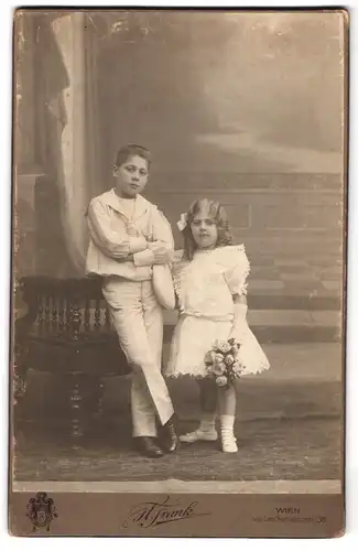 Fotografie Hans Frank, Wien, Lerchenfelderstrasse 38, Portrait Kinderpaar in hübscher Kleidung mit Rosen