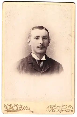 Fotografie J. H. Peters, San Francisco, 914 Market St., Portrait junger Mann im Anzug mit Krawatte