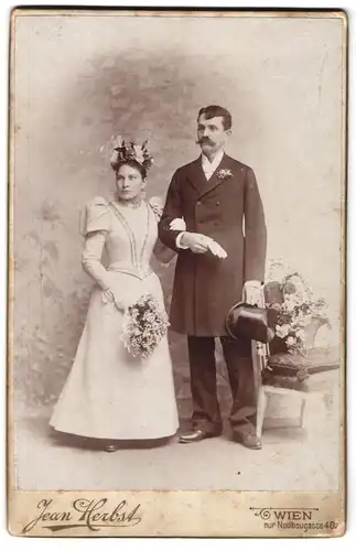 Fotografie Jean Herbst, Wien, Neubaugasse 40, Portrait bürgerliches Paar in Hochzeitskleidung mit Blumenstrauss