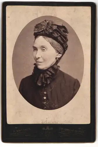 Fotografie H. Mathaus, Wien-Wieden, Mayerhofgasse 8, Brustportrait ältere Dame mit Haube