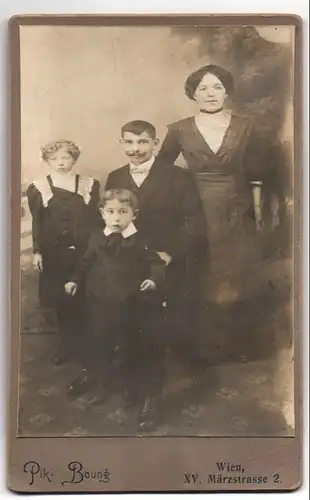 Fotografie Pik-Boung, Wien, Märzstrasse 2, Portrait bürgerliches Paar mit zwei Kindern