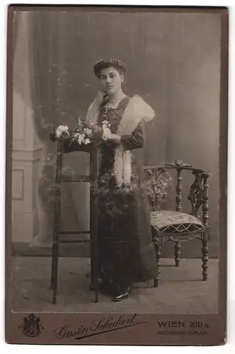 Fotografie Gustav Schubert, Wien, Breitenseerstrasse 28, Portrait bürgerliche Dame mit Blumen an Tisch gelehnt