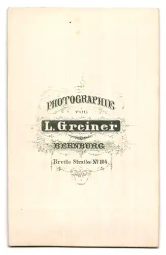 Fotografie L. Greiner, Bernburg, Portrait Edelmann mit Kinnbart im Foto-Atelier