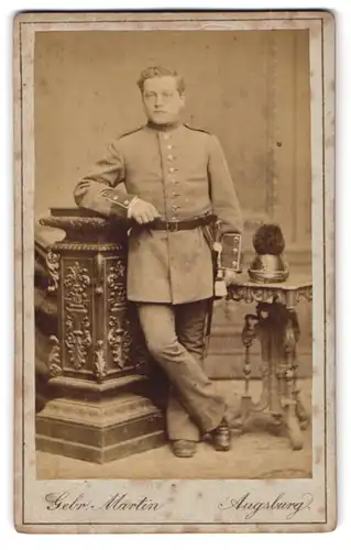 Fotografie Gebr. Martin, Augsburg, junger Soldat in Uniform mit Raupenhelm