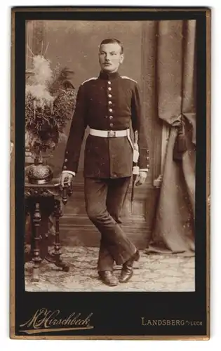 Fotografie M. Hirschbeck, Landsberg / Lech, junger Soldat in Uniform nebst Pickelhaube