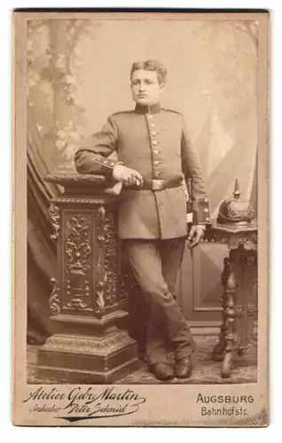 Fotografie Atelier Gebr. Martin, Augsburg, Soldat in Uniform nebst Pickelhaube