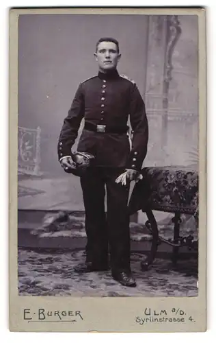 Fotografie E. Burger, Ulm, Artillerist in Uniform mit Artillerie-Pickelhaube