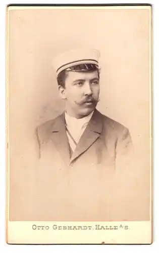 Fotografie Otto Gebhardt, Halle a. S., gr. Ullrichstr. 11, Portrait Student mit Coleur und Mütze, Kaiser-Wilhelm-Bart
