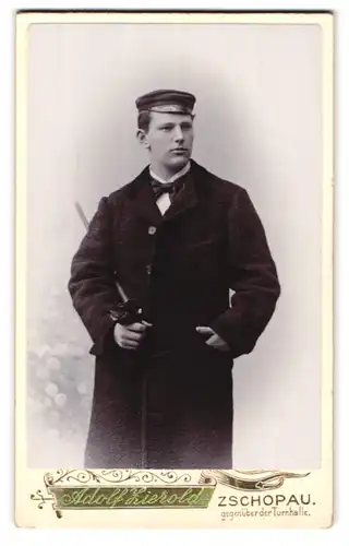 Fotografie Adolf Zierold, Zschopau, Portrait Student im Mantel