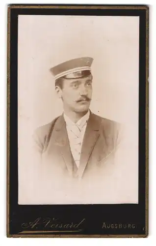 Fotografie A. Voisard, Augsburg, Fuggerstrasse, Portrait Student in Jacke mit weisser Krawatte