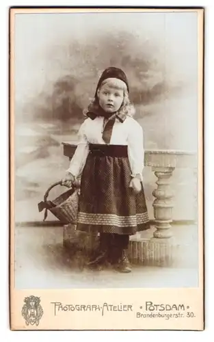 Fotografie Photografisches Atelier, Potsdam, Brandenburgerstr. 30, Portrait kleines Mädchen als Rotkäppchen verkleidet