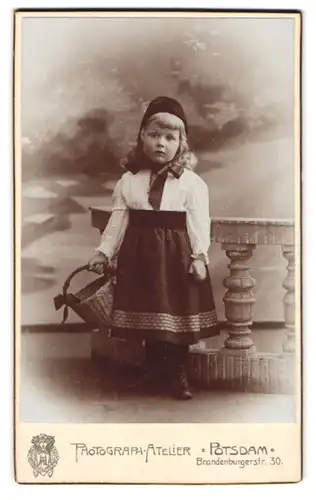 Fotografie Photografisches Atelier, Potsdam, Brandenburgerstr. 30, Portrait kleines Mädchen als Rotkäppchen verkleidet