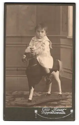 Fotografie Otto Meier, Dippoldiswalde, Portrait kleines Mädchen auf grossem Schaukelpferd