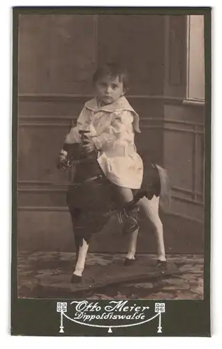 Fotografie Otto Meier, Dippoldiswalde, Portrait niedliches Mädchen auf grossem Schaukelpferd