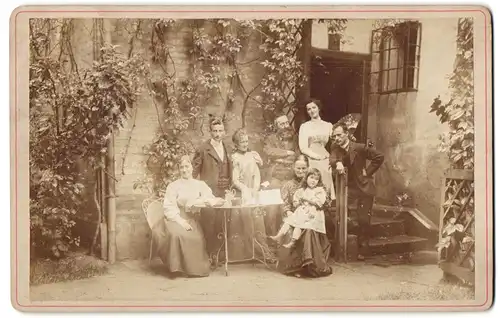 Fotografie bürgerliche Familie am Kaffeetisch im Garten, Fächer