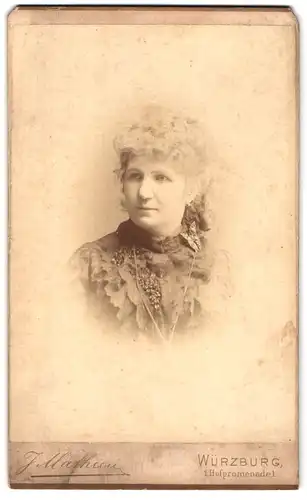 Fotografie J. Mathieu, Würzburg, Hofpromenade 1, Portrait Anna von Courl, Gräfin Erbach Geb. Rittner