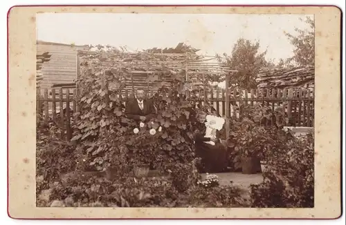 Fotografie unbekannter Fotograf und Ort, Familie im Garten mit Baby, Vater posiert wie Denkmal