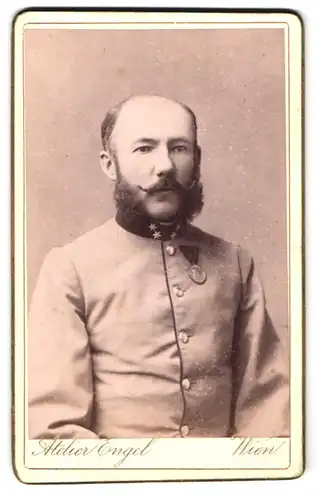 Fotografie Atelier Engel, Wien, Alserstrasse 27, Portrait Österreichischer Soldat in Uniform mit Orden und Backenbart