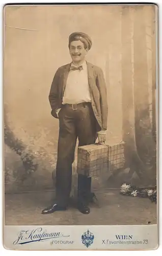 Fotografie Fr. Kaufmann, Wien, X. Favoritenstr. 73, Portrait Mann zur Einberufung mit Krätzchen und Koffer