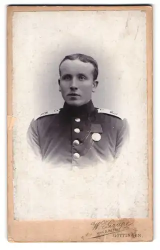 Fotografie W. Grape, Göttingen, Weender-Str. 80, Portrait Soldat in Uniform Regiment 82 mit Orden