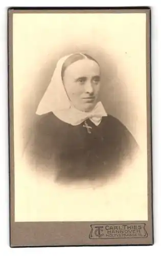 Fotografie Carl Thies, Hannover, Holtystr. 15, Ordensschwester im Gewand mit Kreuzkette
