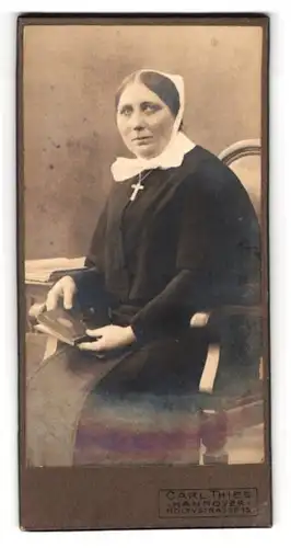 Fotografie Carl Thies, Hannover, Höltystr. 15, Ordensschwester im Ordenskleid mit Kreuz an Kette
