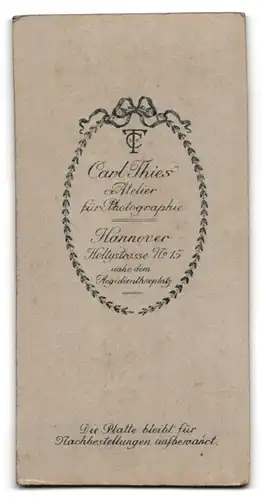 Fotografie Carl Thies, Hannover, Höltystr. 15, Ordensschwester im Ordenskleid mit Kreuz an Kette