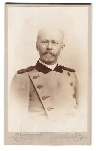 Fotografie Ludwig Klumpp, Heidenheim a. d. Br., Hohestr. 24, Portrait Förster in Dienskleidung mit Schulterklappen