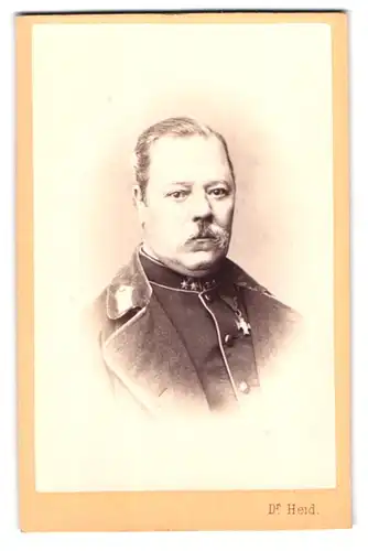 Fotografie Dr. Heid, Wien, Portrait österreichischer Offizier im Mantel mit Orden