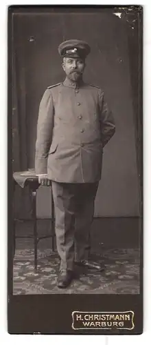 Fotografie H. Christmann, Warburg, Portrait deutscher Eisenbahner in Uniform mit Schirmmütze