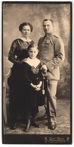 Fotografie Curt Born, Kamenz i. S., Uffz. in Uniform mit Orden & Eisernes Kreuz EKII