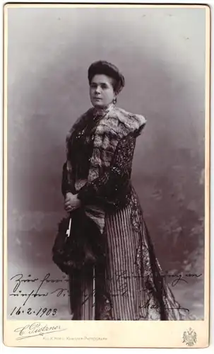 Fotografie C. Pietzner, Wien, Mariahilferstr. 3, elegante Dame mit Pelzboa & Pelzmuff 1903