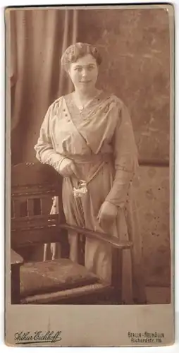 Fotografie Arthur Eichhoff, Berlin-Neukölln, Richardstr. 116, Hausfrau mit Halskette & Anhänger wohl gekleidet