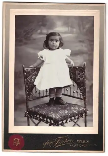 Fotografie Franz Fischer, Wien, Sechshauserstr. 24, niedliches Mädchen auf Stuhl stehend
