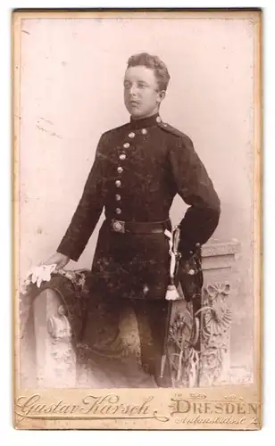 Fotografie Gustav Karsch, Dresden, Antonstrasse, Portrait sächsischer Soldat in Studiokulisse