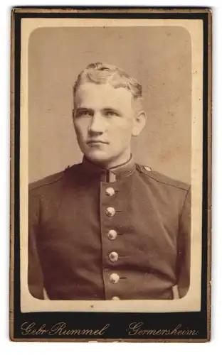 Fotografie Gebr. Rummel, Germersheim, Portrait eines jungen Soldaten