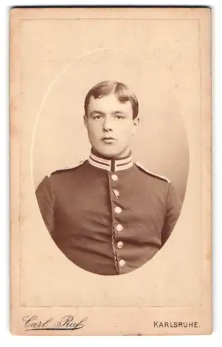 Fotografie Carl Ruf, Karlsruhe, Amalienstrasse 26, Portrait eines Garde-Soldaten