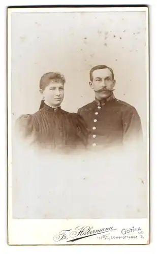 Fotografie Fr. Habermann, Gotha, Löwenstrasse 3, Portrait Soldat mit Ehefrau