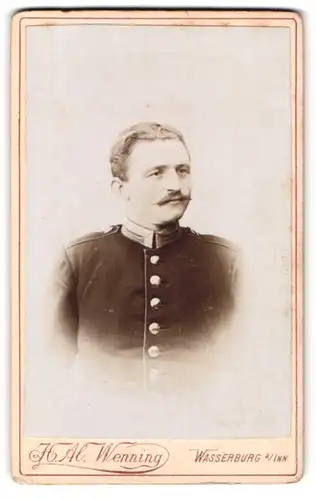 Fotografie H. Al. Wenning, Wasserburg /Inn, Portrait Soldat der Garde