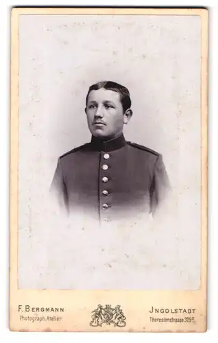 Fotografie F. Bergmann, Ingolstadt, Theresienstarsse 329, Portrait junger Soldat