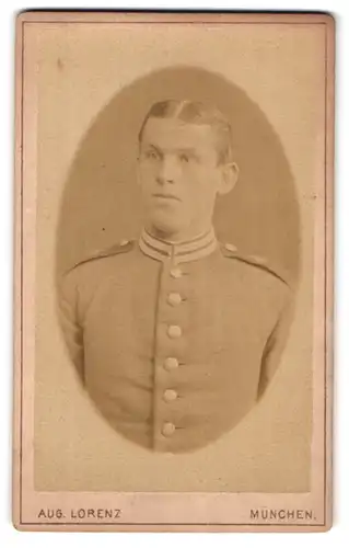 Fotografie Aug. Lorenz, München, Dachauerstrasse 6, Portrait junger Soldat der Garde